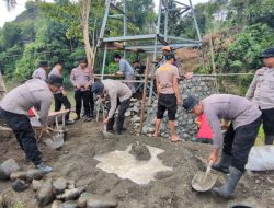 Polri Gerak Cepat Respon Pidato Presiden Prabowo, Satbrimobda Sulsel Bangun Jembatan Gantung di Soppeng