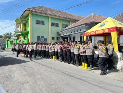 Polda Jatim Libatkan Personel Gabungan Perbaiki Tanggul Sungai di Curah Kobokan Lumajang