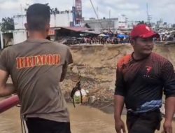 Brimob Aceh Pasang Tali Sling pada Jembatan Putus dan Geser Speed Boat untuk Mendukung Mobilitas Warga di Bireuen