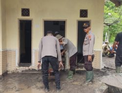 Polres Lumajang Bersihkan Rumah Warga dan Jalan Permukiman Pascabanjir Lahar Semeru