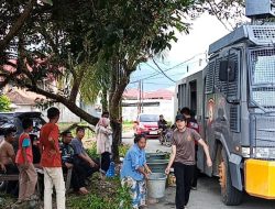 Polri dan BPBD Kota Padang Salurkan Air Bersih ke Lokasi Terdampak, Pastikan Kebutuhan Warga Terpenuhi