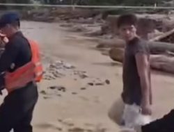 Aksi Heroik Brimob Gendong Bayi Seberangi Jembatan Nyaris Roboh di Tapanuli Selatan