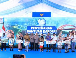 Polri Serahkan Bantuan Pendidikan bagi 10 Anak Korban KKB di Papua