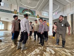 Kapolri Tinjau Pembersihan SD dan Masjid Terdampak Bencana di Aceh Tamiang
