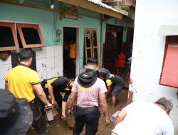 Polres Jember Terjunkan Personel Bantu Warga Terdampak Banjir