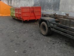 Percepat Pembersihan Dampak Banjir di Perumahan Villa Indah Tegal Besar Dinas Lingkungan Hidup Datangkan Satu Truk Pengangkut Sampah