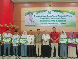 Gubernur Jatim Khofifah Indar Parawansa Gelontorkan Beasiswa 2.467 Siswa Jember dan Lumajang
