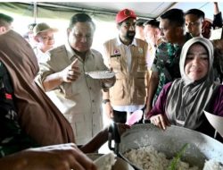 Presiden Prabowo Tinjau Tenda Pengungsian di Bireuen, Peluk dan Tenangkan Warga yang Menangis