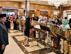 Alunan Angklung WNI Sambut Hangat Kedatangan Presiden Prabowo di Islamabad