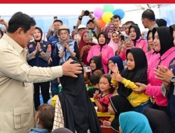 Presiden Prabowo Tinjau Kondisi Pengungsi dan Pembangunan Huntara di Agam