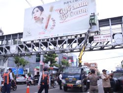 Satgas Infrastruktur dan Tata Ruang Jember Sikat Reklame, Baliho, hingga Spanduk Tak Berizin