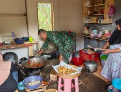 Begini Keseruan Sang Juru Masak Siapkan Menu Berbuka Puasa Satgas TMMD Di Desa Kembang