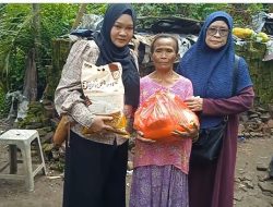 Warga Singapura Berkunjung Kerumah Kakek Tosan di Desa Sumberpinang Berikan Bantuan