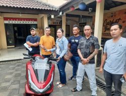 Wakil Ketum Pembasmi bersama Pimred Media Globalindo Berikan Acungan Jempol Kepada Kanit Reskrim Polsek Sedati Atas Penyelesaian Kasus Penipuan Segitiga 